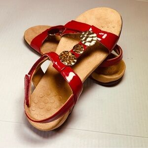 VIONIC Women’s Size 7.5W Sandals Red Patent Leather Gold Medallion Farra Comfort